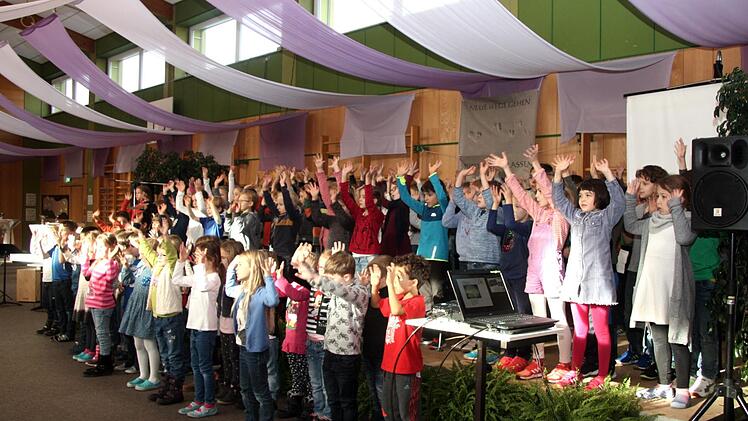 Die Grundschüler begrüßten die Gäste bei der Abschiedsfeier mit dem Schullied.    Foto: Richard Sänger