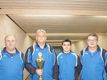Auf dem Bild von links: Hellmut Schmittroth, Siegfried Dill, Thomas Holzinger, Gerd Reuter (1. Sportwart).  Foto: Werner Vorndran