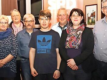 Die Führung des SPD-Ortsvereins Adelsdorf mit (von links) Jörg Bubel, Birgit Fleischer, Eberhard Irlinger, Andreas Degen, Fabian Lamm, Hans Zöbelein, Barbara Waldenmaier und Norbert Lamm Foto: Johanna Blum