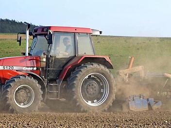 Bei Ottowind bringt ein Landwirt Saatgut der Göttinger Mischung auf einer Fläche aus, die zur Förderung des Rebhuhns angelegt wird. Foto: privat
