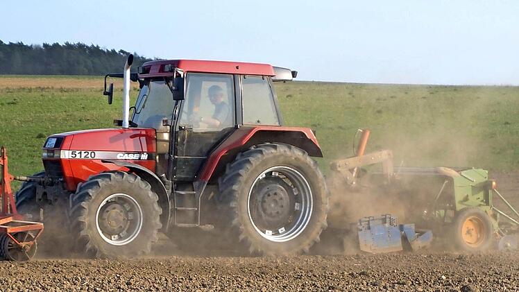 Bei Ottowind bringt ein Landwirt Saatgut der Göttinger Mischung auf einer Fläche aus, die zur Förderung des Rebhuhns angelegt wird. Foto: privat