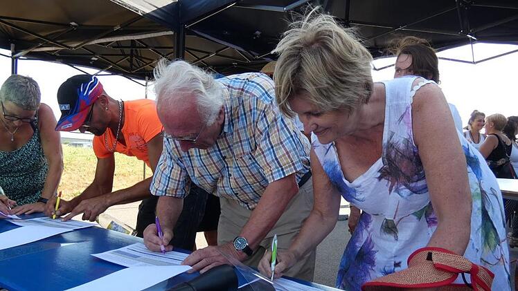 Bereits 130 Mitstreiter gegen das Hochregellager haben direkt im Anschluss an die Veranstaltung das Bürgerbegehren unterzeichnet.