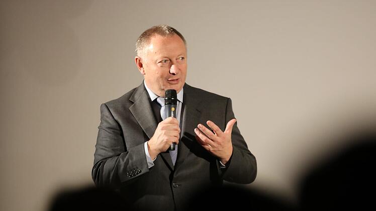 Landrat Thomas Bold zählte zu den Gratulanten beim Festkommers des FC Bad Brückenau. Foto: Sebastian Schmitt