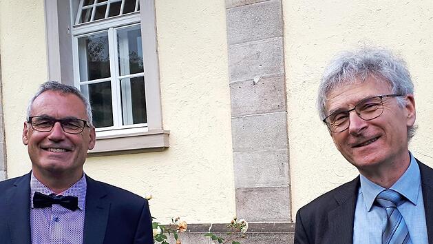 Matthias St&ouml;th (von links) gibt sein Pr&auml;sidentenamt im Lionsclub Hammelburg - Bad Br&uuml;ckenau an Andreas K&uuml;chler weiter.  Foto: Christiane K&uuml;chler