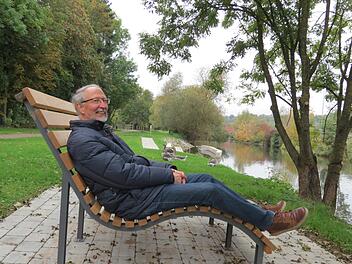 So entspannt, wie Bürgermeister Peter Bergel jetzt auf der Bank liegt, gestaltete sich die Umsetzung des Gesamtprojektes an der Saale nicht immer. Foto: Doris Bauer