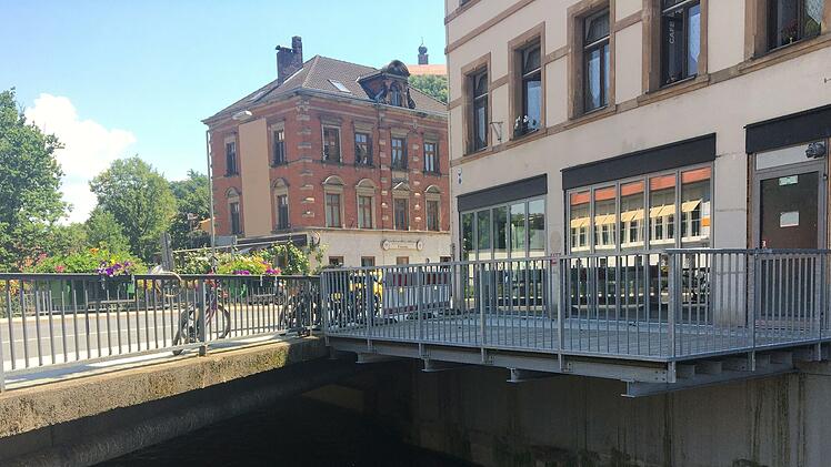 Rechtsstreit wegen der "schwebenden" Plattform über dem Weißen Main: Durfte die Stahlkonstruktion für das derzeit leer stehende Bistro in der Sutte 13 genehmigt werden?