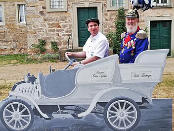 Prinzregent Luitpold (Peter Krug) ließ sich standesgemäß im Auto von Chauffeur Marcel Bühner (Museum Obere Saline) zum Museumsfest bringen.