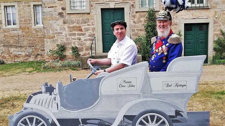 Prinzregent Luitpold (Peter Krug) ließ sich standesgemäß im Auto von Chauffeur Marcel Bühner (Museum Obere Saline) zum Museumsfest bringen.