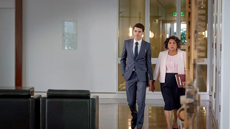 Alex (Deborah Mailman, mit Harry Richardson) ger&auml;t immer tiefer in die M&uuml;hlen der Politik.