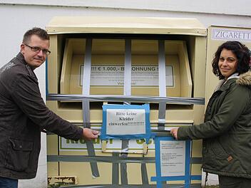 Marco und Svenja Ebert sind ratlos: Sie würden den Container auf dem Privat-Grundstück gerne loswerden, die Rechtslage ist aber äußerst kompliziert. Kurzerhand haben sie den Container zumindest zugeklebt, damit niemand etwas einwirft und der Firma per Aufkleber eine Frist gesetzt. Fotos: Ralf Ruppert