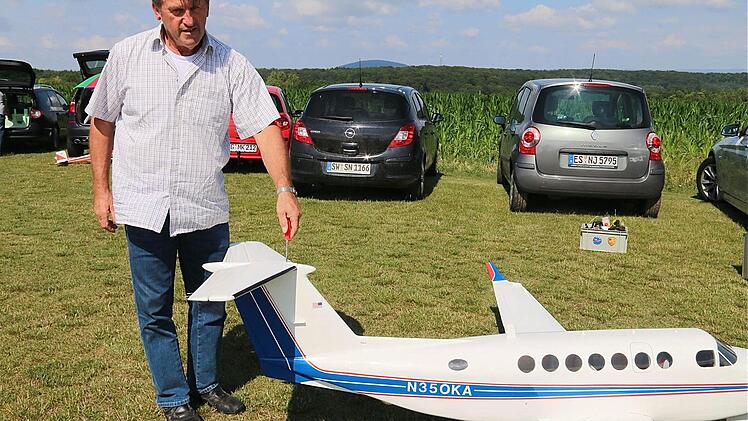 Horst Lohschmid mit seinem Turbo-Prop-Modell King Air 350.