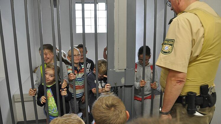 Wie es sich hinter Gittern anfühlt, konnten die kleinen Besucher erfahren. Foto: Maria Leicht