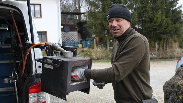 Stephan Hellgrewe legt die Hufeisen in seinen Ofen, um sie zu erhitzen. Foto: Carmen Schwind