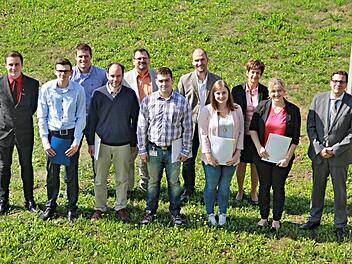 Im "grünen Bereich" sind nach ihrer Ausbildung diese Berufsanfänger von FTE (vordere Reihe). Unser Bild zeigt sie mit Vertretern der Firma.