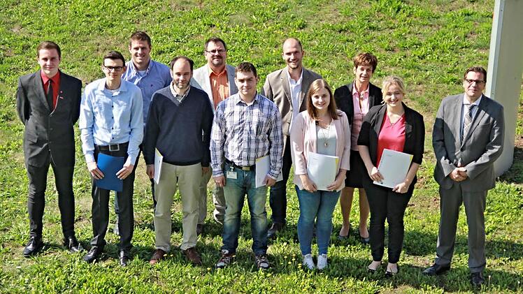 Im "grünen Bereich" sind nach ihrer Ausbildung diese Berufsanfänger von FTE (vordere Reihe). Unser Bild zeigt sie mit Vertretern der Firma.
