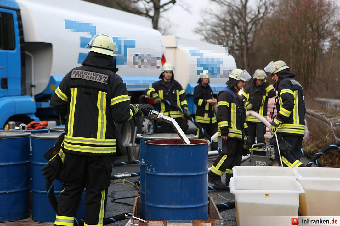Erlangen: Tanklaster kippt um