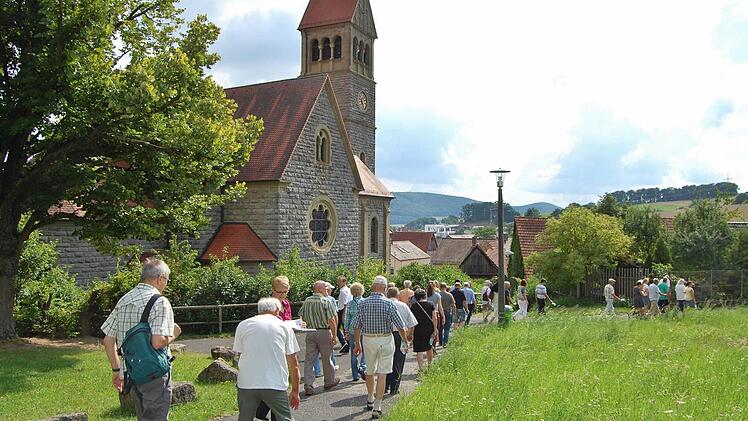 Reiterswiesener beim Ortsrundgang  Foto: Sigismund von Dobschütz