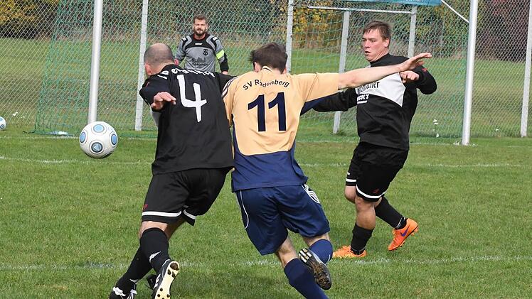 Synchroner Einsatz in der A-Klasse bei der Partie Oberbach gegen Obereschenbach. Foto: Hopf