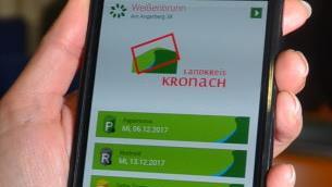 Mit dem Smartphone können künftig über eine Abfall-App Informationen und Leistungen der Abfallwirtschaft im Landkreis Kronach abgerufen werden. Karl-Heinz Hofmann