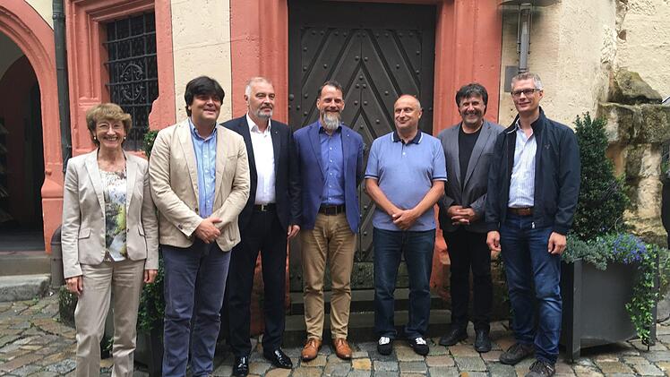 OB Uwe Kirschstein (SPD) begrüßte Vertreter aller Partnerstädte zum Annafest: von links Christel Royer (Le Perreux), Francesco Valduga (Rovereto), Ioan Neselean (Gherla), Matthias Creutzberg (Pößneck), Jaroslav Bitnar (Broumov) und Ingo Mayr (Roppen)  Foto: Stadt Forchheim