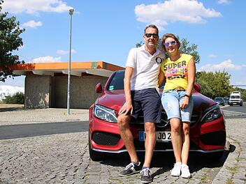 Die Urlaubsreisenden Oliver Schümann und Jessica Seifert aus Schleswig-Holstein bei ihrer Autobahn-Pause im Landkreis Forchheim: Das Paar lobt die Sauberkeit der Toiletten im Regnitztal. Aber sie hätten sich an der A 73 gerne einen Kaffee gekauft. Foto: Ronald Heck