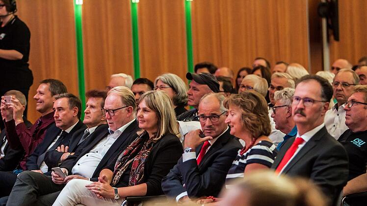 Reges Publikumsinteresse verzeichnete der Regionentalk am Mittwoch im bestens besuchten Coburger Kongresshaus. Die acht Direktkandidaten für die Landtagswahl stellten sich kritischen Fragen. Moderiert wurde der Abend von  den Redaktionsleitern Oliver Schmidt (Coburger Tageblatt) und Thomas Apfel (Radio Eins).Foto: Jochen Berger