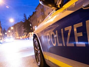 Bei einem Einsatz in Weismain (Kreis Lichtenfels) schlug ein Polizist eine Frau nieder. Jetzt ermittelt das LKA. Symbolfoto: Daniel Karmann, dpa