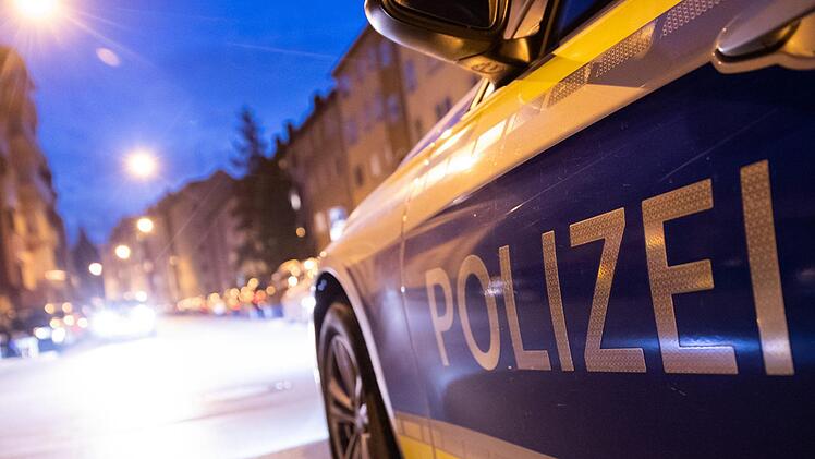 Bei einem Einsatz in Weismain (Kreis Lichtenfels) schlug ein Polizist eine Frau nieder. Jetzt ermittelt das LKA. Symbolfoto: Daniel Karmann, dpa