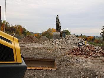 Nur noch Bauschutt ist von den Gebäuden auf dem Jägergrundstück geblieben. Der soll bald verschwinden, dann wird geschottert. Nach den Herbstferien kann hier geparkt werden. Foto: Thomas Malz