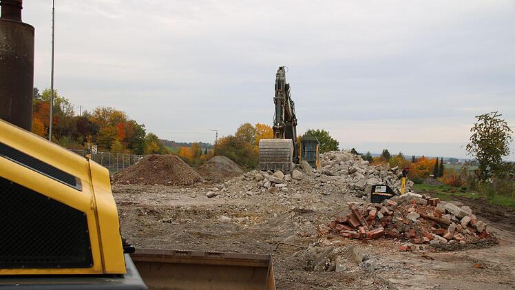 Nur noch Bauschutt ist von den Gebäuden auf dem Jägergrundstück geblieben. Der soll bald verschwinden, dann wird geschottert. Nach den Herbstferien kann hier geparkt werden. Foto: Thomas Malz