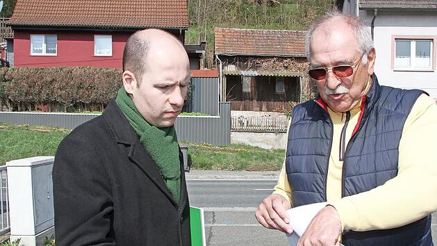 Helmut Kurth (rechts) aus K&ouml;dnitz holte beim Treffen mit dem Gr&uuml;nen-Abgeordneten Tim Pargent die alte Idee, die Anwohner in Kauerndorf umzusiedeln, wieder hervor und machte sich f&uuml;r ein "gro&szlig;z&uuml;gigere Entsch&auml;digung" stark. Allerdings w&uuml;rde sich die am Verkehrswert der Grundst&uuml;cke orientieren - und der sei gering.