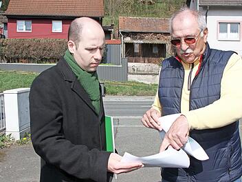Helmut Kurth (rechts) aus Ködnitz holte beim Treffen mit dem Grünen-Abgeordneten Tim Pargent die alte Idee, die Anwohner in Kauerndorf umzusiedeln, wieder hervor und machte sich für ein "großzügigere Entschädigung" stark. Allerdings würde sich die am Verkehrswert der Grundstücke orientieren - und der sei gering.