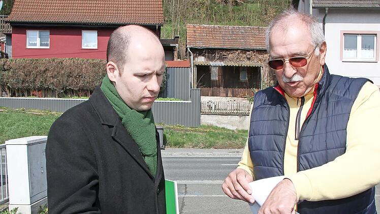 Helmut Kurth (rechts) aus Ködnitz holte beim Treffen mit dem Grünen-Abgeordneten Tim Pargent die alte Idee, die Anwohner in Kauerndorf umzusiedeln, wieder hervor und machte sich für ein "großzügigere Entschädigung" stark. Allerdings würde sich die am Verkehrswert der Grundstücke orientieren - und der sei gering.