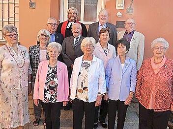 Neuenmarkt Jubelkonfirmation wurde in der Christuskirche Neuenmarkt mit Pfarrer Stefan Schleicher gefeiert. Im Bild oben die Stein- und Gnadenkonfirmanden mit vorne von links Ingeborg Hertel, Waltraud Hoch, Helga Beierlein, Lotte Hollweg und Erika...