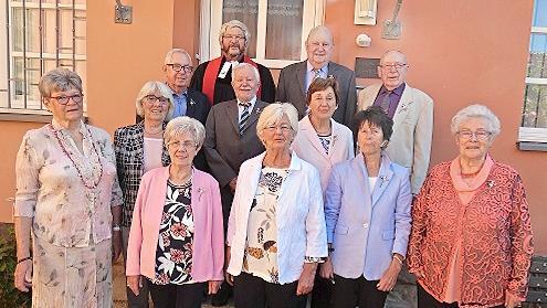 Neuenmarkt Jubelkonfirmation wurde in der Christuskirche Neuenmarkt mit Pfarrer Stefan Schleicher gefeiert. Im Bild oben die Stein- und Gnadenkonfirmanden mit vorne von links Ingeborg Hertel, Waltraud Hoch, Helga Beierlein, Lotte Hollweg und Erika...