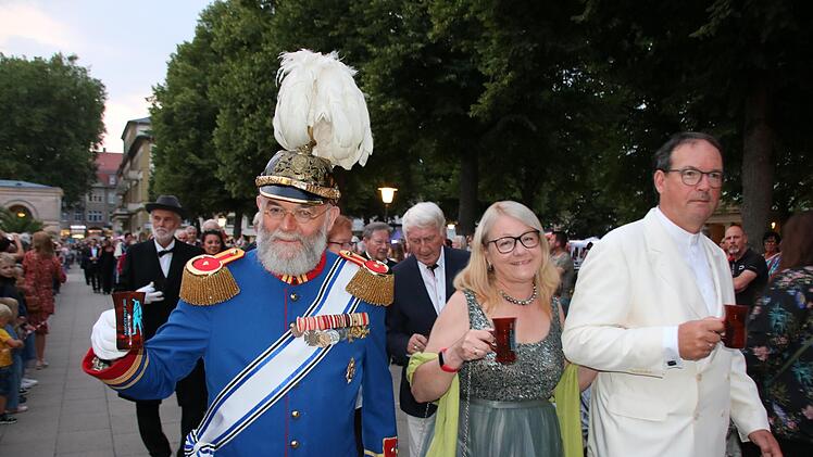Neue Reihenfolge: Historische Persönlichkeiten wie Ludwig Büchner (König Ludwig III.) mischten sich unters Volk. Foto: Ralf Ruppert