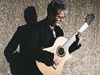 Stefan Grasse, Gitarren-Virtuose, spielt in der Alten Darre in Bad Staffelstein .