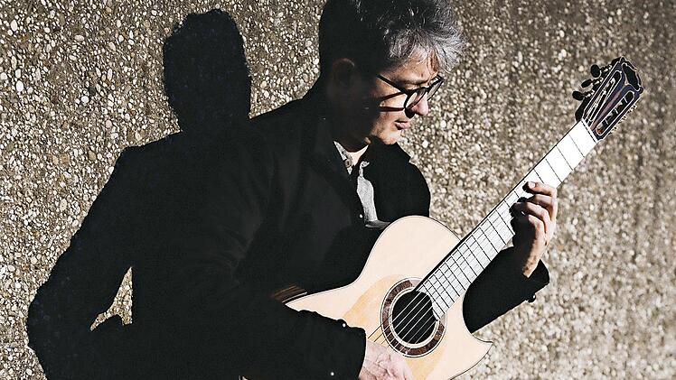 Stefan Grasse, Gitarren-Virtuose, spielt in der Alten Darre in Bad Staffelstein .