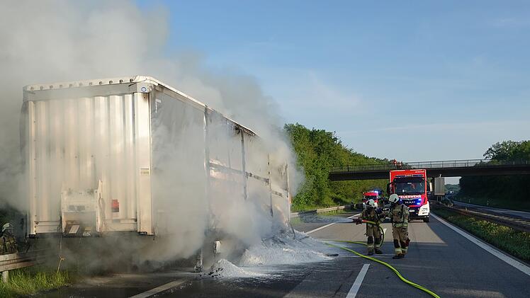 Lkw brennt auf A70 aus - Feuerwehr spricht nach Einsatz Lob aus