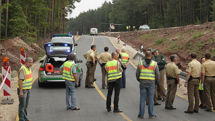 Ein Großaufgebot an Polizeibeamten war an der Unfallstelle.  Foto: Andreas Dorsch