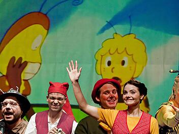 Muntere Geburtstagsfeier mit kritischen Zwischentönen: An den 100. Geburtstag des Kinderbuchs über Biene Maja erinnerte der "Freistaat Coburg" im Theater in der Reithalle (von links: Georg Mellert, Michael Götz, Sönke Schnitze, Kerstin Hänel und Philippine Pachl).Fotos: Jochen Berger