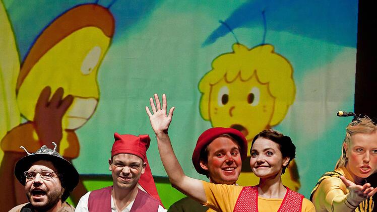 Muntere Geburtstagsfeier mit kritischen Zwischentönen: An den 100. Geburtstag des Kinderbuchs über Biene Maja erinnerte der "Freistaat Coburg" im Theater in der Reithalle (von links: Georg Mellert, Michael Götz, Sönke Schnitze, Kerstin Hänel und Philippine Pachl).Fotos: Jochen Berger