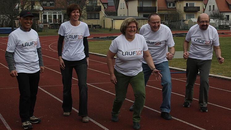 Hamed Edrissi, Bettina Reckentwald, Ruthild Schrepfer, Martin Jaeger und Hans-Dieter Bertrams (v. l.) wollen im Juli zehn Kilometer laufen. Foto: Max Kaltenhäuser