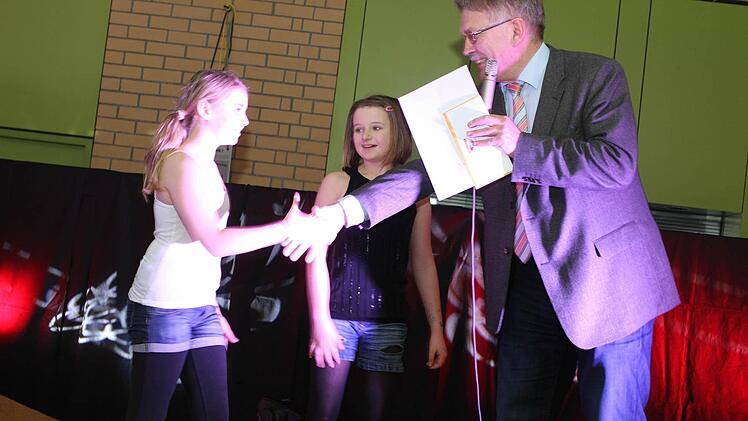 Erster Platz: Die Turnerinnen aus Pressig. Schulamtsdirektor Uwe Dörfer gratuliert.