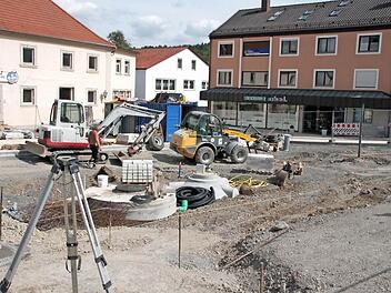 Die Bauarbeiten am Maßbacher Marktplatz schleppen sich hin, weil der Baufirma das Material fehlt. Die bestellten Granitsteine aus China sind noch nicht eingetroffen.Foto: Heike Beudert