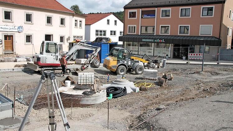 Die Bauarbeiten am Maßbacher Marktplatz schleppen sich hin, weil der Baufirma das Material fehlt. Die bestellten Granitsteine aus China sind noch nicht eingetroffen.Foto: Heike Beudert