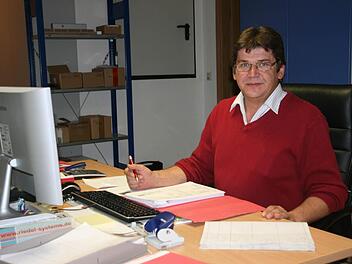Es ist eine Existenzfrage: Reinhard Riedel sitzt oft auch nachts am Computer, denn große Datenmengen würden das Tagesgeschäft in seinem Betrieb stundenlang lahm legen. Er hofft, dass nach dem Förderbescheid bald schnelles Internet in Markt Herrnsheim verfügbar ist. Foto: Daniela Röllinger