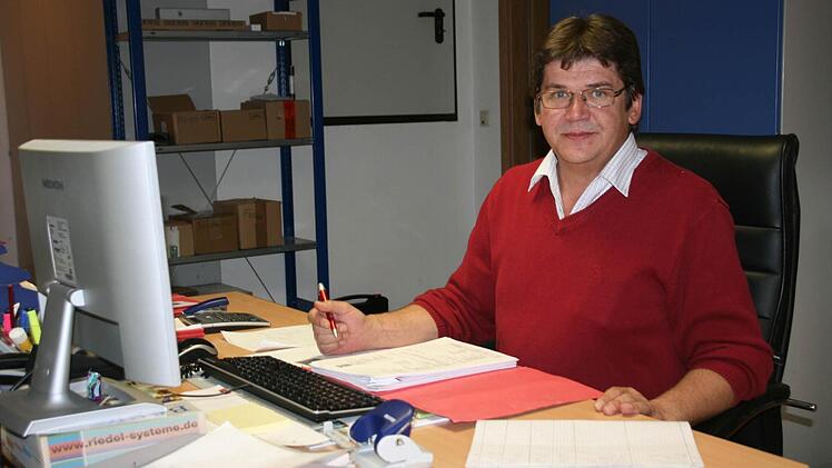 Es ist eine Existenzfrage: Reinhard Riedel sitzt oft auch nachts am Computer, denn große Datenmengen würden das Tagesgeschäft in seinem Betrieb stundenlang lahm legen. Er hofft, dass nach dem Förderbescheid bald schnelles Internet in Markt Herrnsheim verfügbar ist. Foto: Daniela Röllinger