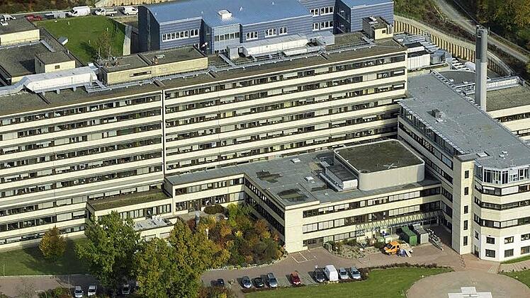 Auf dem Luftbild ist am eindrucksvollsten zu erkennen, wie sich das Klinikum Kulmbach am Blaicher Hang entwickelt hat. Das Hauptgebäude im Vordergrund wurde in den vergangenen fünf Jahrzehnten Jahren in mehreren Bauabschnitten erweitert, die Bettenzahl hat sich von 120 im Jahr 1960 auf aktuell 517 mehr als vervierfacht. Viele spezialisierte Fachrichtungen sind unter einem Dach vereint.  Fotos: Klinikum Kulmbach + Archiv