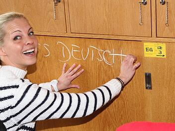 Fachlehrerin Katharina Deckert hat ein wenig Angst um ihren Platz im großen Wandschrank. Sie kennzeichnet ihr "Revier" mit Kreide. Fotos: Erlwein